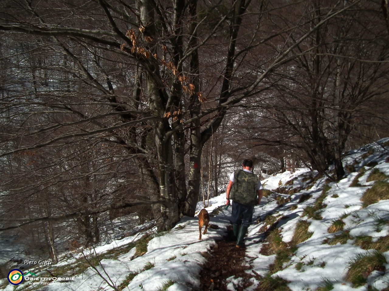 54 che scende con me e mi trova il sentiero scomparso tra la neve !.JPG